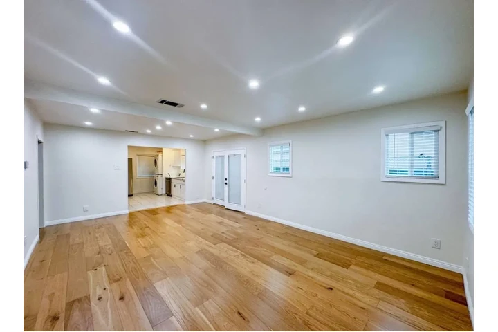 $1900 : Spacious Deck. image 2