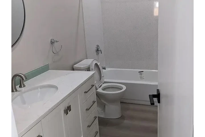 $2500 : Charming home in La image 4