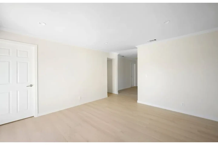 $2000 : 2 bedroom apartment in Carson image 6