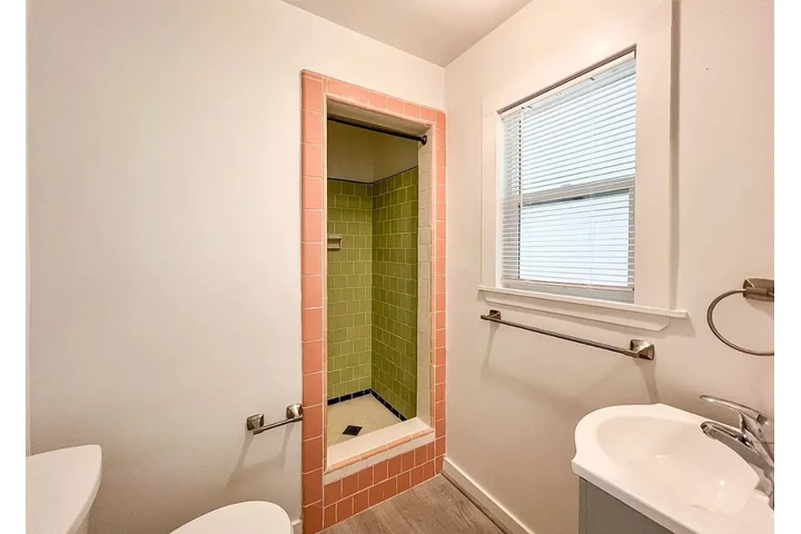 $1150 : Charming one-bedroom image 3