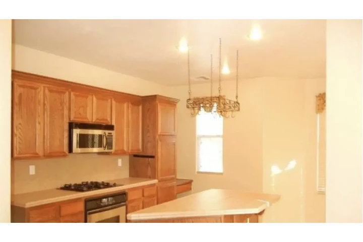 $950 : Lovely modern Spacious home image 3