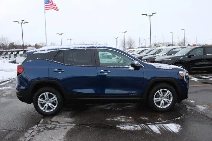 $21846 : GMC Terrain 2022 AWD SLE 4dr image 2