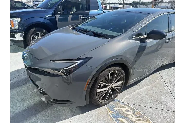 $29998 : Toyota Prius 2024 LE 4dr Hat image 1