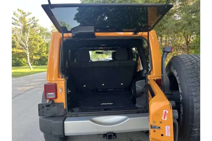 $13995 : 2012 Wrangler Unlimited Sahara image 9