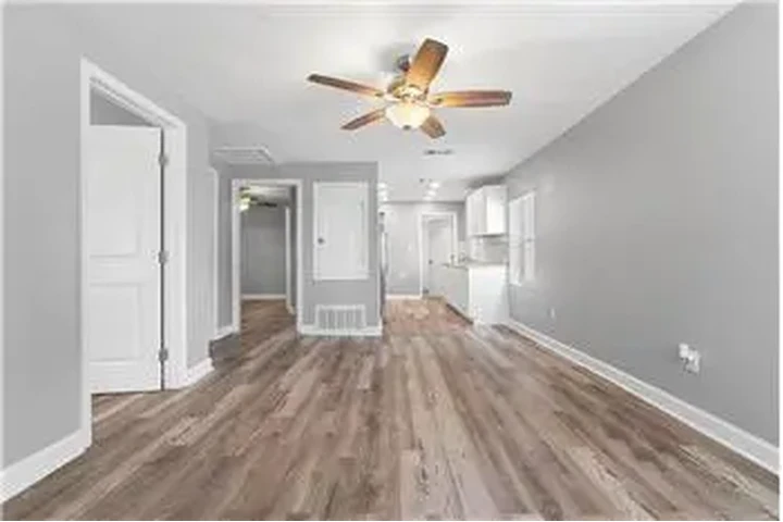 $850 : Rental property with 2 bedro image 3