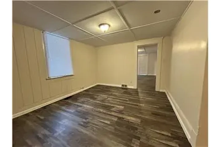 $725 : Rental property with 2 bedro image 7