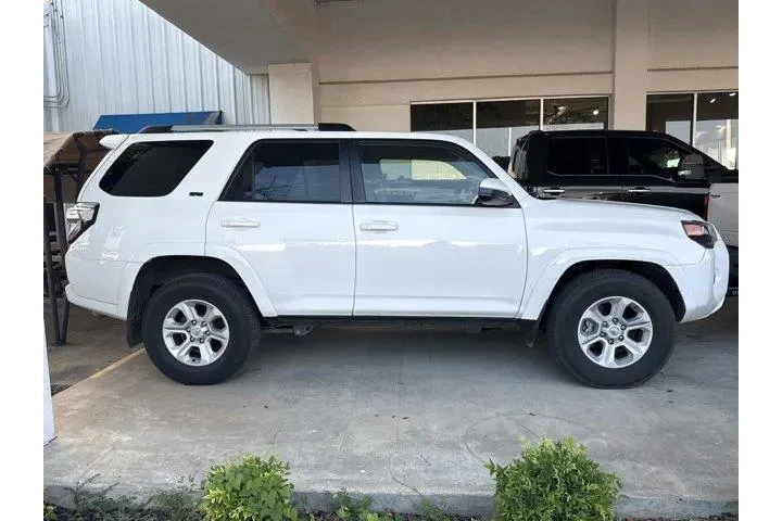 Toyota 4Runner 2023 4x2 SR5 image 2