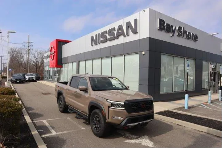 $33720 : Nissan Frontier 2023 4x4 SV image 2