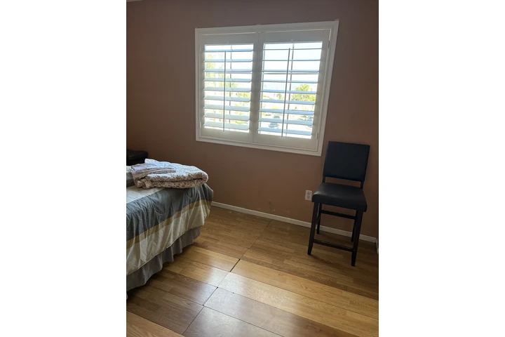 $750 : Recamara Amueblada Colton image 1