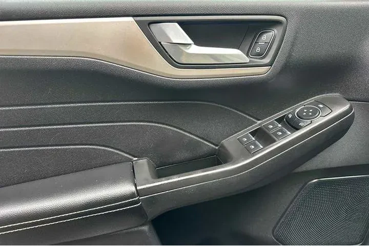 $14750 : Ford Escape 2021 SE 4dr SUV image 9