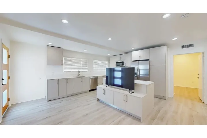 $4550 : Beautiful 4 bedroom apartment image 8