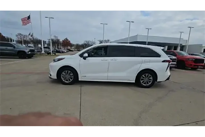 $28987 : Toyota Sienna 2021 LE 8-Pass image 5