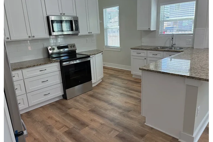 $850 : charm natural  hardwood Home image 5