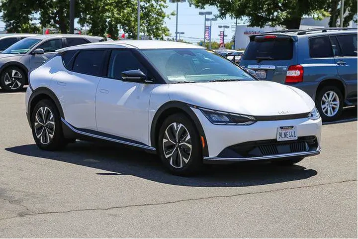 $25992 : Kia EV6 2024 Light 4dr Cross image 6