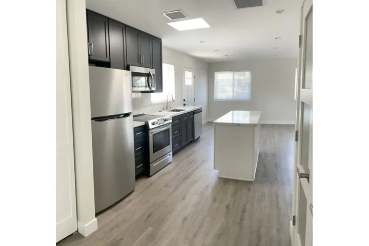 $1100 : APT 1HABITACION 1BAÑO 1PARKING image 2