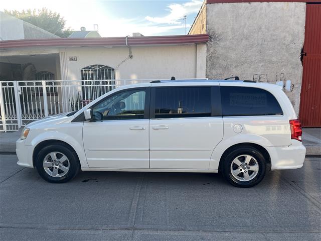 Dodge grand caravan image 2