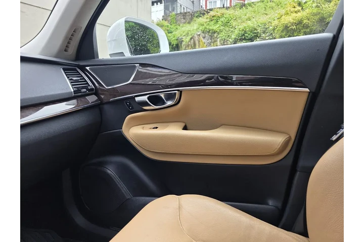 $15995 : 2016 XC90 T6 Momentum image 1