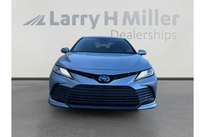 Toyota Camry 2024 XLE 4dr Se image 8