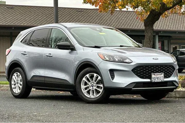 $14925 : Ford Escape 2022 SE 4dr SUV image 2