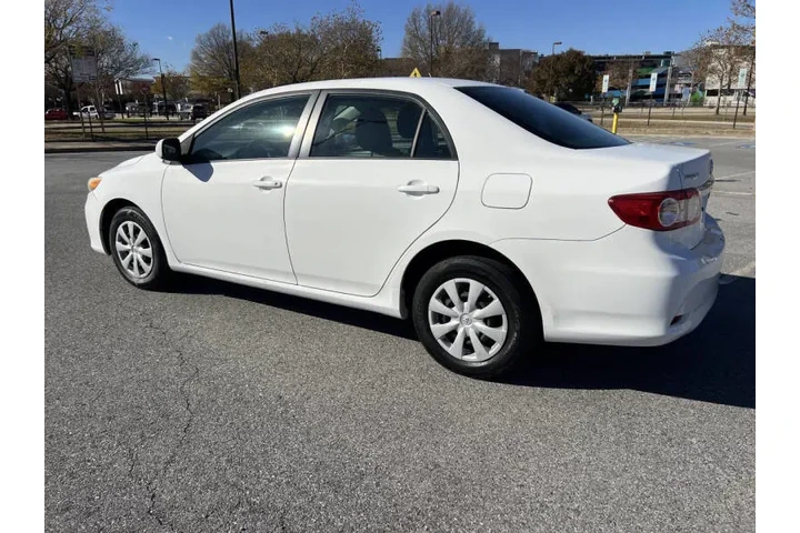 $7900 : 2011 Corolla LE image 8