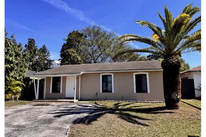 $1050 : charming Freshly painted image 1