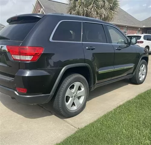 $5000 : 2012 Grand Cherokee LAREDO image 2