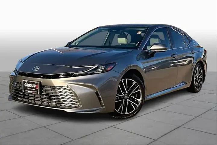 $34024 : Toyota Camry 2025 XLE 4dr Se image 1