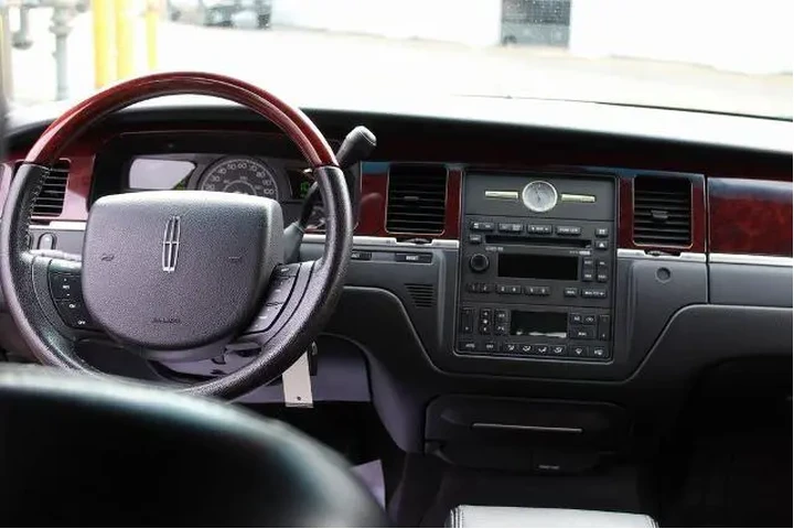 $12991 : Lincoln Town Car 2005 Signat image 10