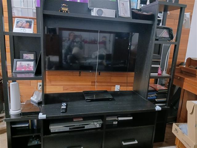 $70 : Mueble negro para el televisor image 3