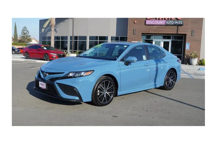 $21984 : 2023 Camry SE Sedan 4D image 2