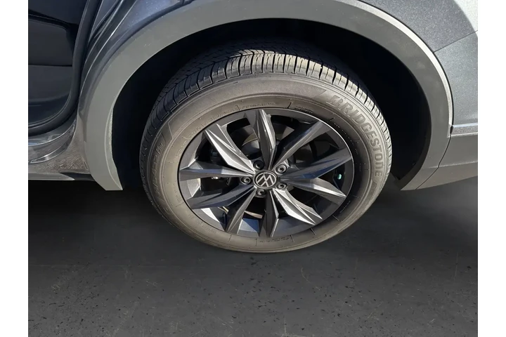 Volkswagen Tiguan 2022 SE 4d image 9