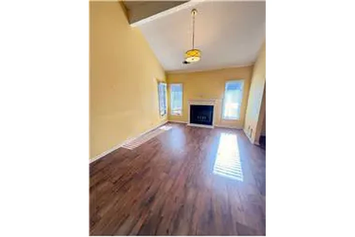 $2000 : Rental property with 3 bedro image 3