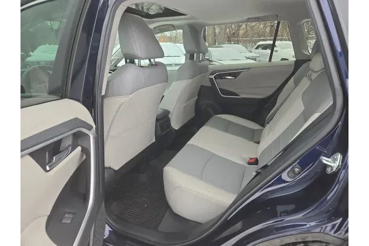 $30000 : Toyota RAV4 2021 AWD XLE Pre image 9