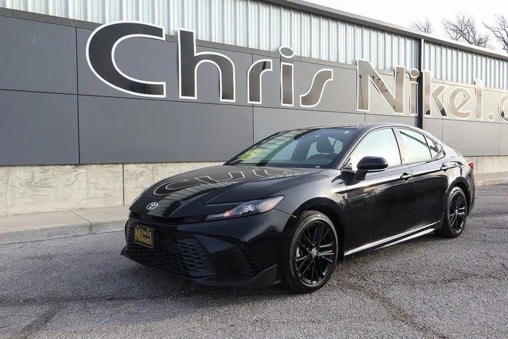 $27488 : 2025 Camry SE image 1