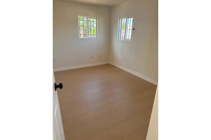 $2600 : Se renta casita de 2 recamaras image 1