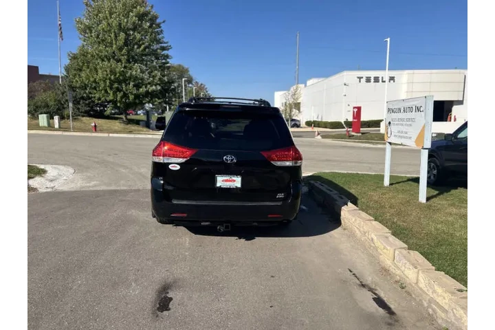 $12990 : 2014 Sienna XLE 7-Passenger image 5