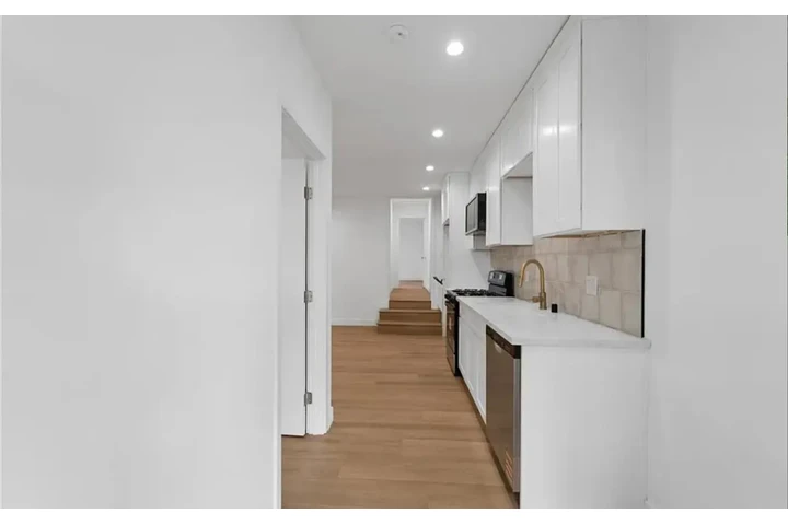 $2550 : Superb Single family home image 2