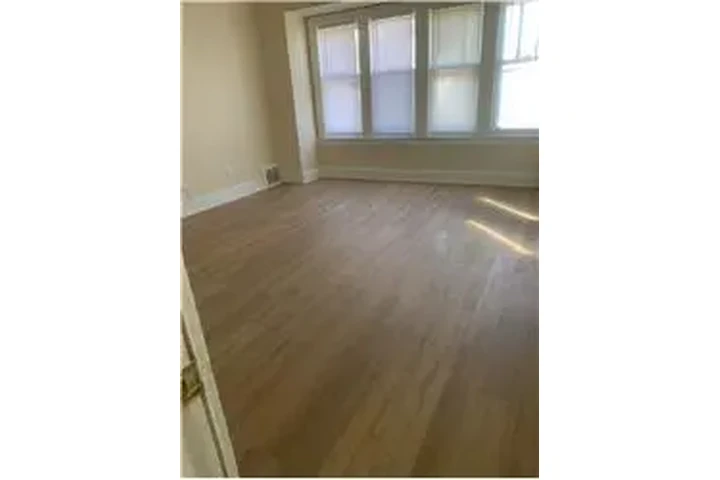 $900 : Rental property with 1 bedro image 3