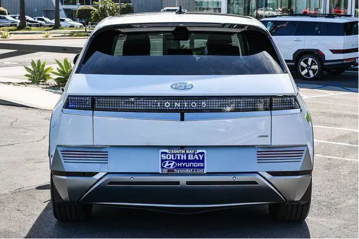 $28998 : Hyundai IONIQ 5 2023 AWD Lim image 5