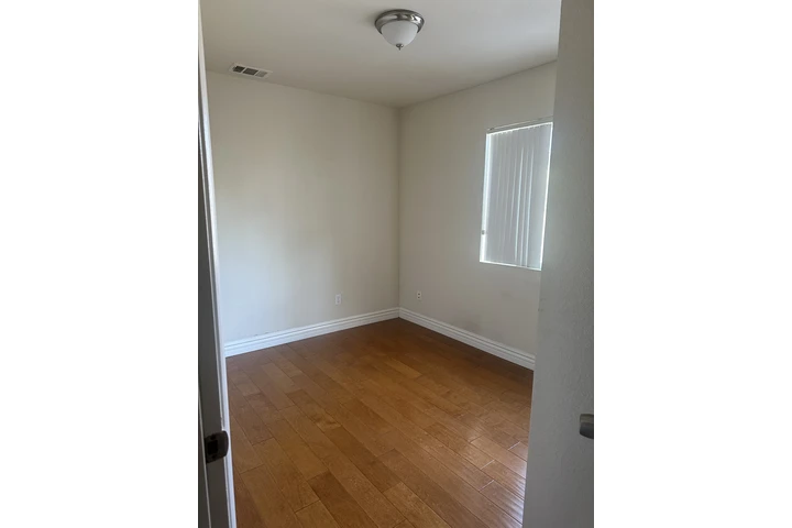$800 : Cuarto de renta MLK y Avalon. image 4