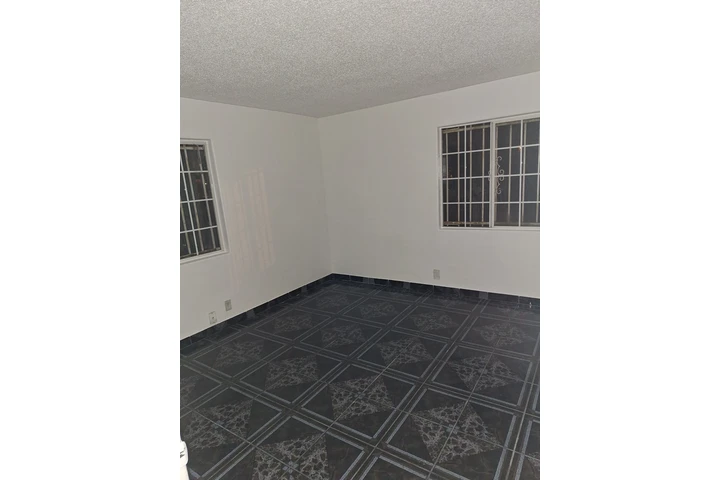 $2400 : Aprt. rent los Angeles a.90002 image 4