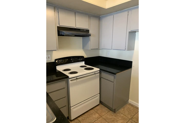 $1300 : Sunshine Apts 1420 Pumalo St image 6