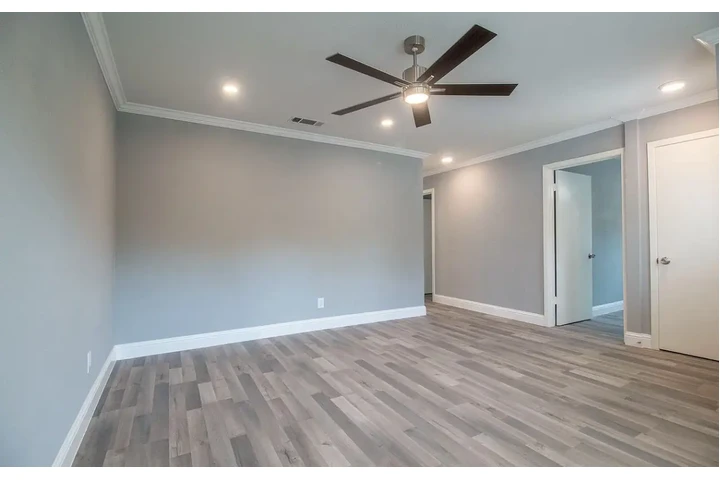 $800 : Beautiful hardwood floor home image 5