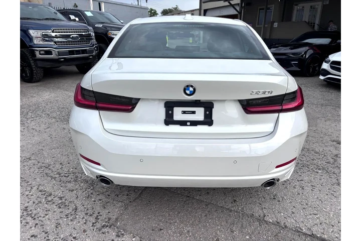 2025 BMW 3 Series 330i Sedan image 4