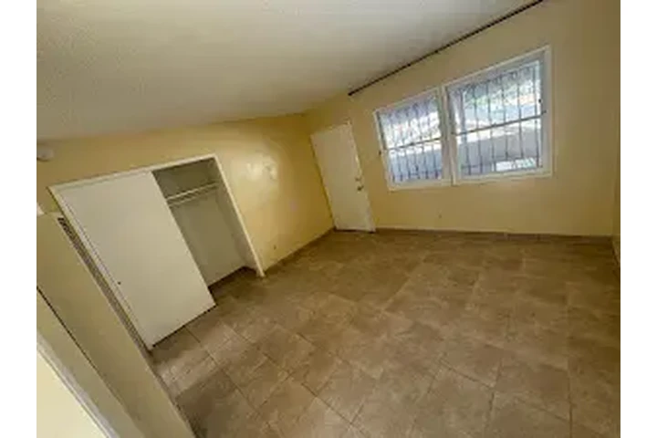 $1350 : MAYWOOD APTO. SINGLE EN RENTA image 6