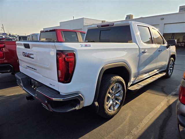 $43278 : Pre-Owned 2020 Sierra 1500 SLT image 2