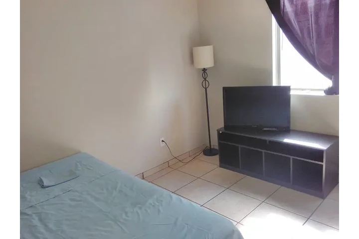 $1050 : Rento Sala Amplia image 1