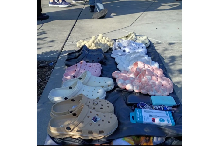 $200 : CROCS image 3