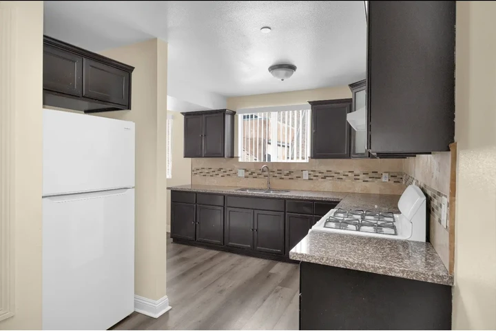 $4500 : Five bedroom 4 bath 4 parking image 8