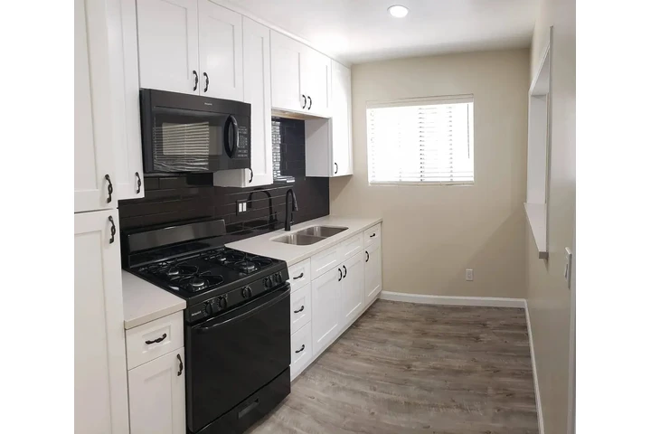 $850 : Spacious Cozy Studio Available image 3